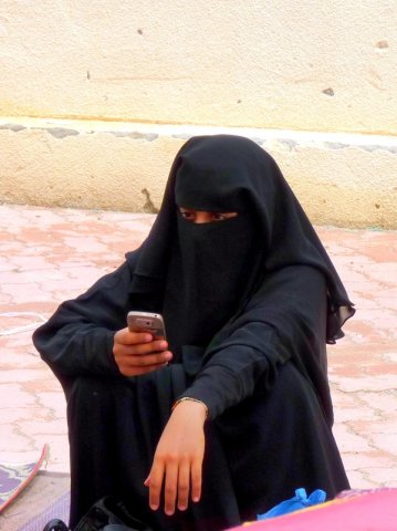 197_Dal burka allo Smartphone ( Comunico ma non mi svelo )_Tema Tempi Moderni